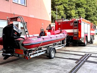 Příbramští profesionální hasiči jsou díky novému lodnímu motoru nyní kvalitním způsobem vybaveni pro případ rychlé a efektivní pomoci při záchraně životů a zdraví na vodních dílech Vltavské kaskády a také na technické zásahy na řece pod nimi či přímo u vodních elektráren Orlík a Kamýk