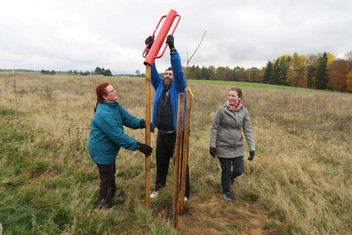 Národní Geopark Ralsko pokračuje ve výsadbě Aleje vzpomínek na památku zaniklých obcí v bývalém vojenském prostoru. Další jabloně a hrušně, které v sobotu 11. listopadu vysadili zaměstnanci Geoparku spolu s dobrovolníky a přáteli, tak připomínají pohnutou historii kraje. Pocházejí totiž z roubů starých ovocných stromů, které přežily jako poslední připomínka bývalého osídlení. Výsadbu již po čtvrté v řadě podpořila Nadace ČEZ v rámci grantu Stromy.