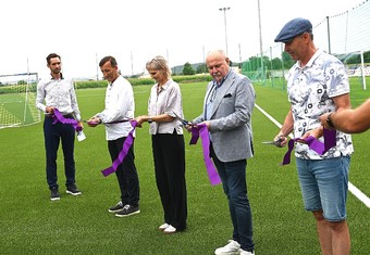 Slavnostní stříhání pásky. Zleva předseda FK Mohelnice Jiří Rousek, člen Rady Národní sportovní agentury František Horák, regionální reprezentantka ČEZ Distribuce Alena Juráková, hejtman Olomouckého kraje Ladislav Okleštěk a starosta Mohelnice Pavel Kuba